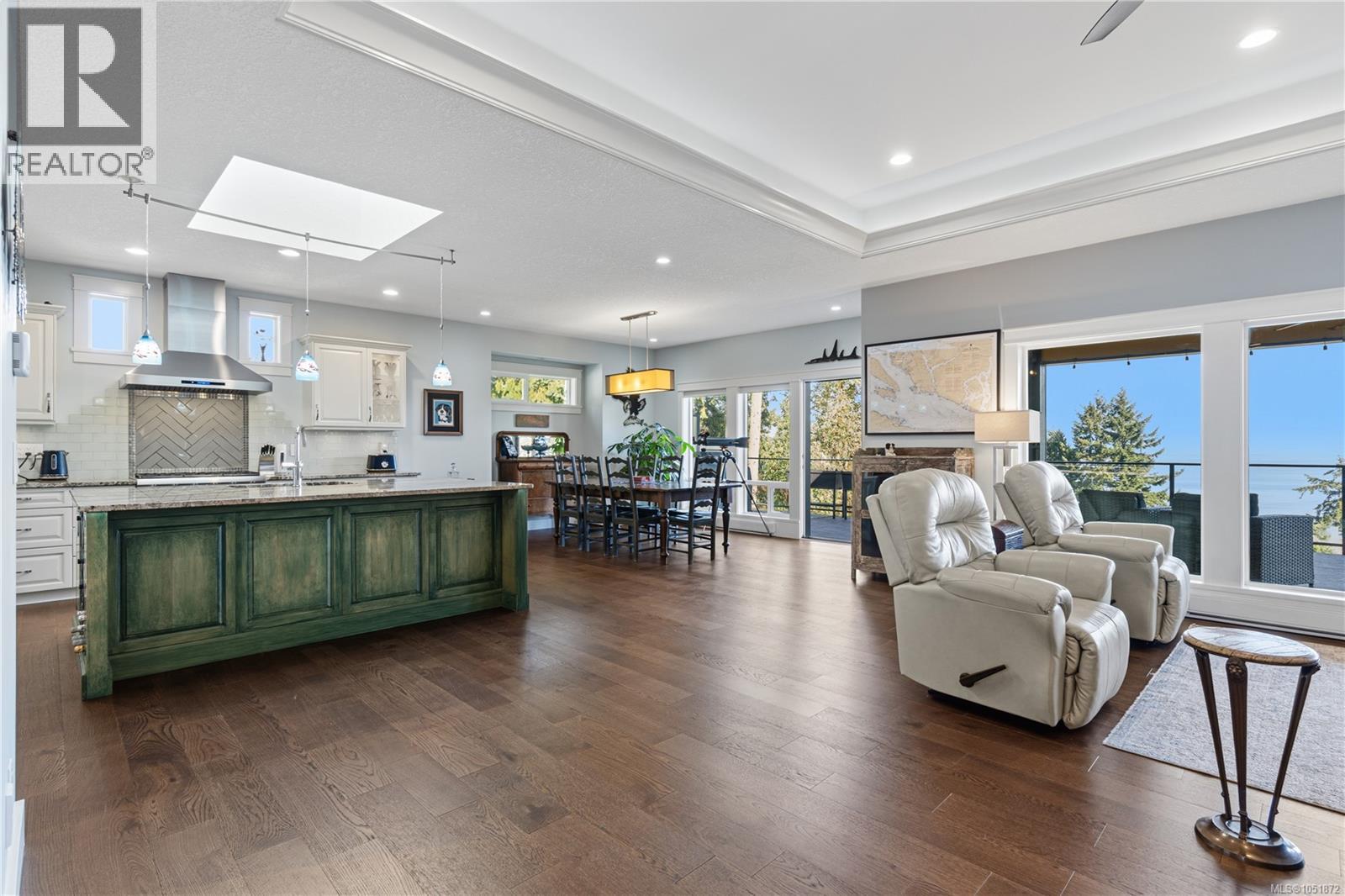 3030 Dolphin Dr