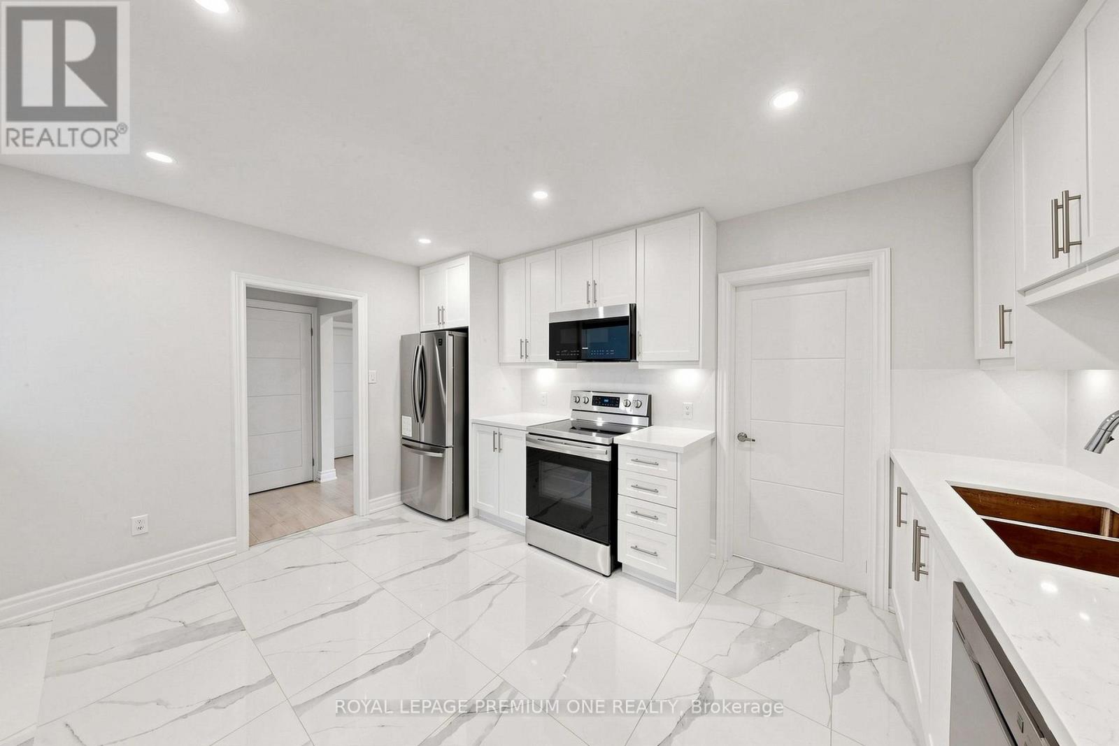98 Thornton Avenue, Bradford West Gwillimbury, Ontario  L3Z 1N4 - Photo 4 - N13852824