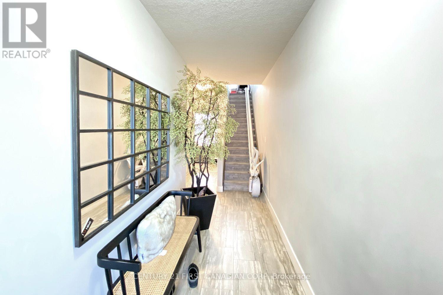 100 - 2070 Meadowgate Boulevard, London South, Ontario  N6M 1C6 - Photo 3 - X13881218