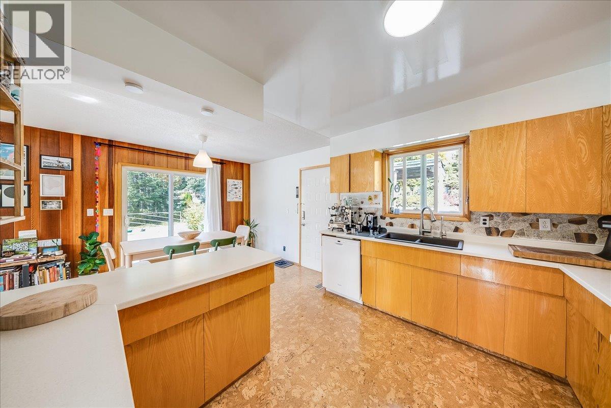 1614 Cook Avenue, Rossland, British Columbia  V0G 1Y0 - Photo 8 - 10403225