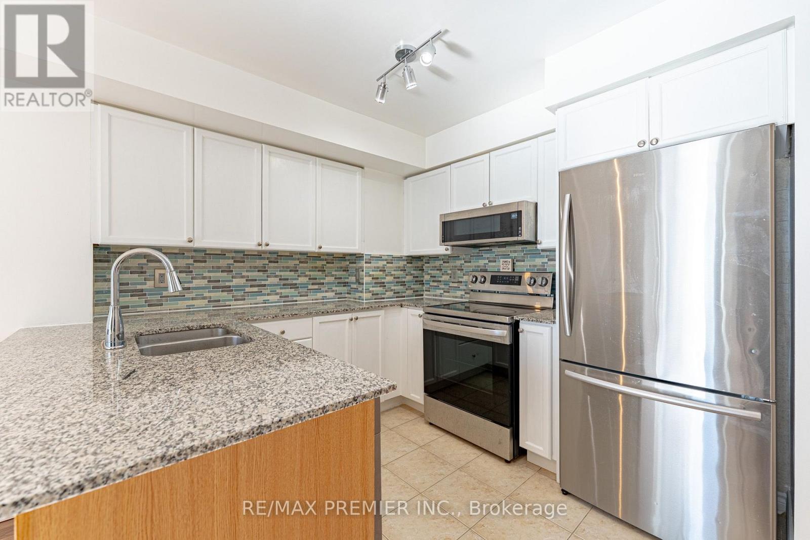 2002 - 33 Elm Drive W, Mississauga, Ontario  L5B 4M2 - Photo 2 - W13883954