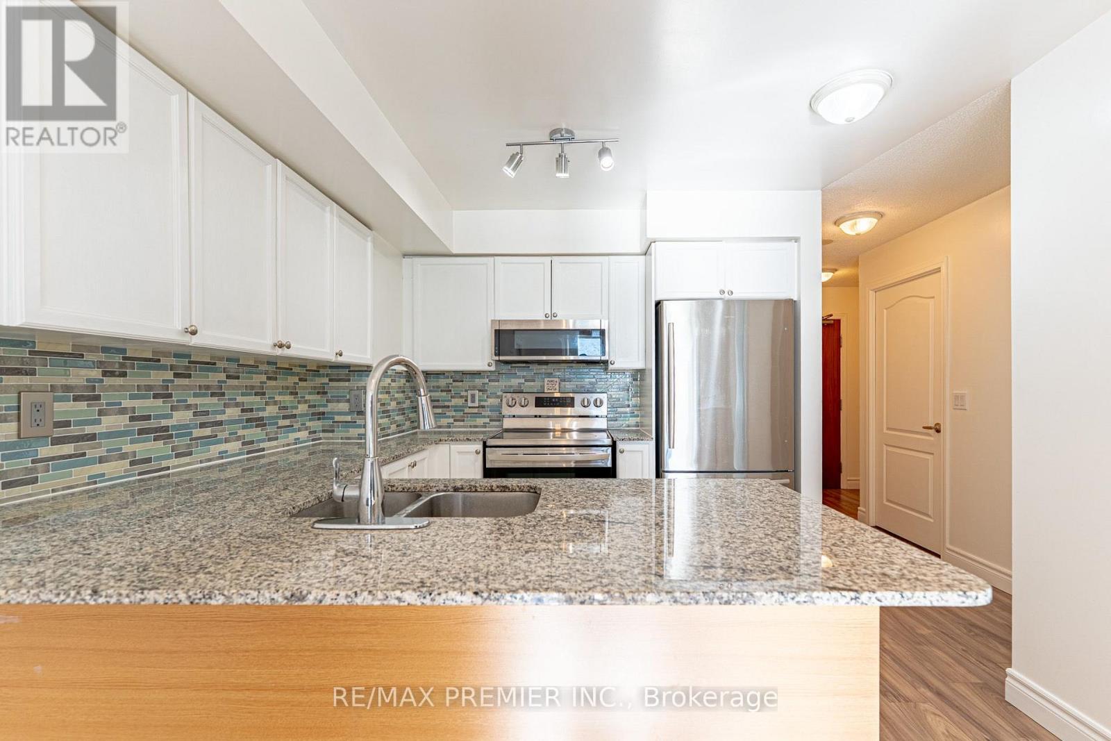2002 - 33 Elm Drive W, Mississauga, Ontario  L5B 4M2 - Photo 4 - W13883954