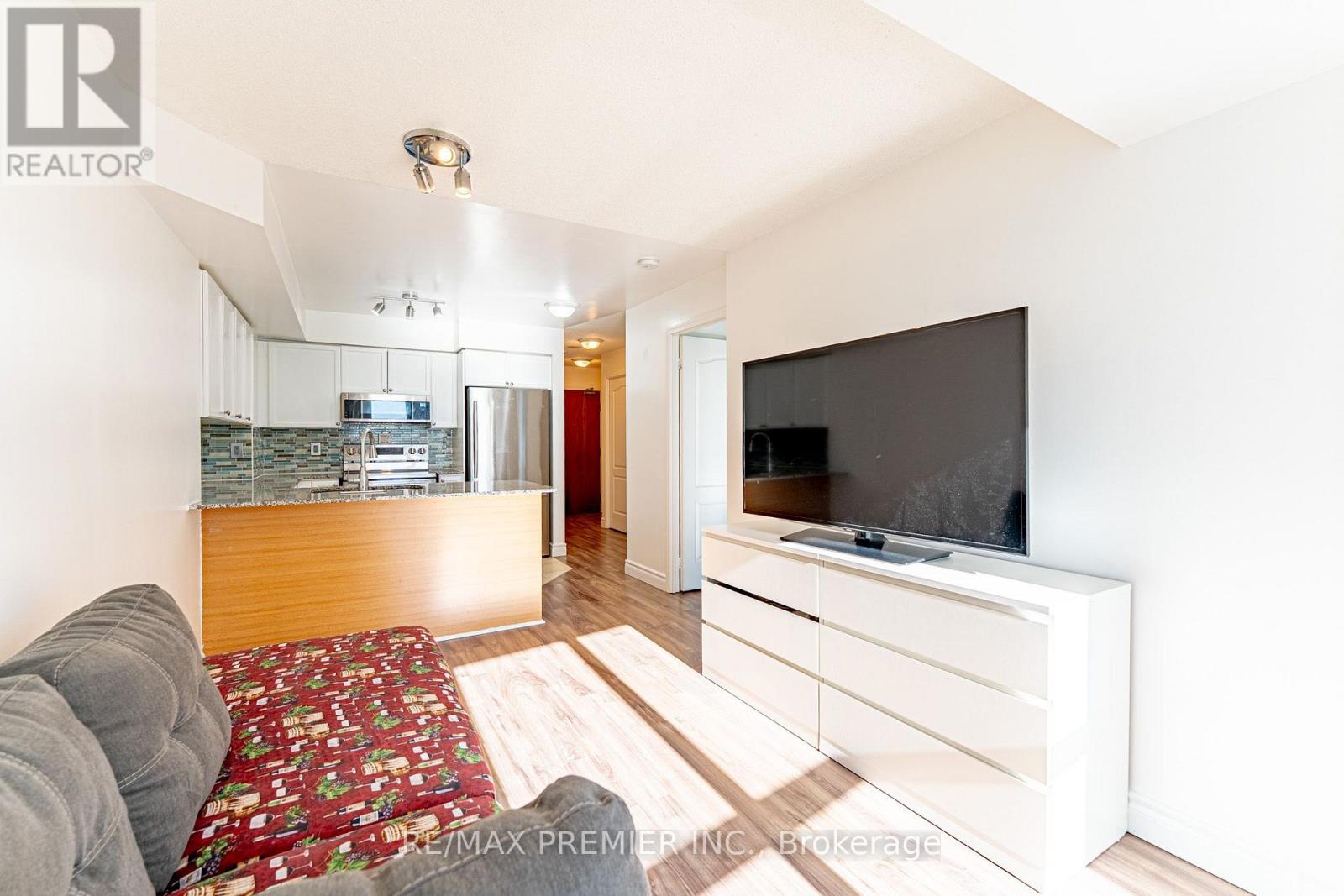 2002 - 33 Elm Drive W, Mississauga, Ontario  L5B 4M2 - Photo 5 - W13883954