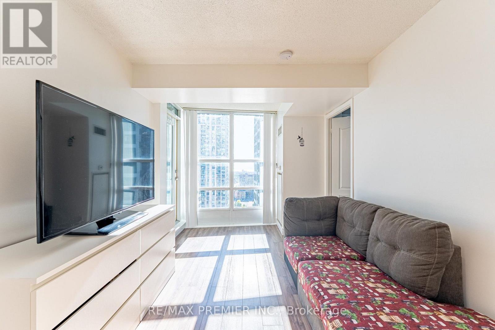 2002 - 33 Elm Drive W, Mississauga, Ontario  L5B 4M2 - Photo 6 - W13883954
