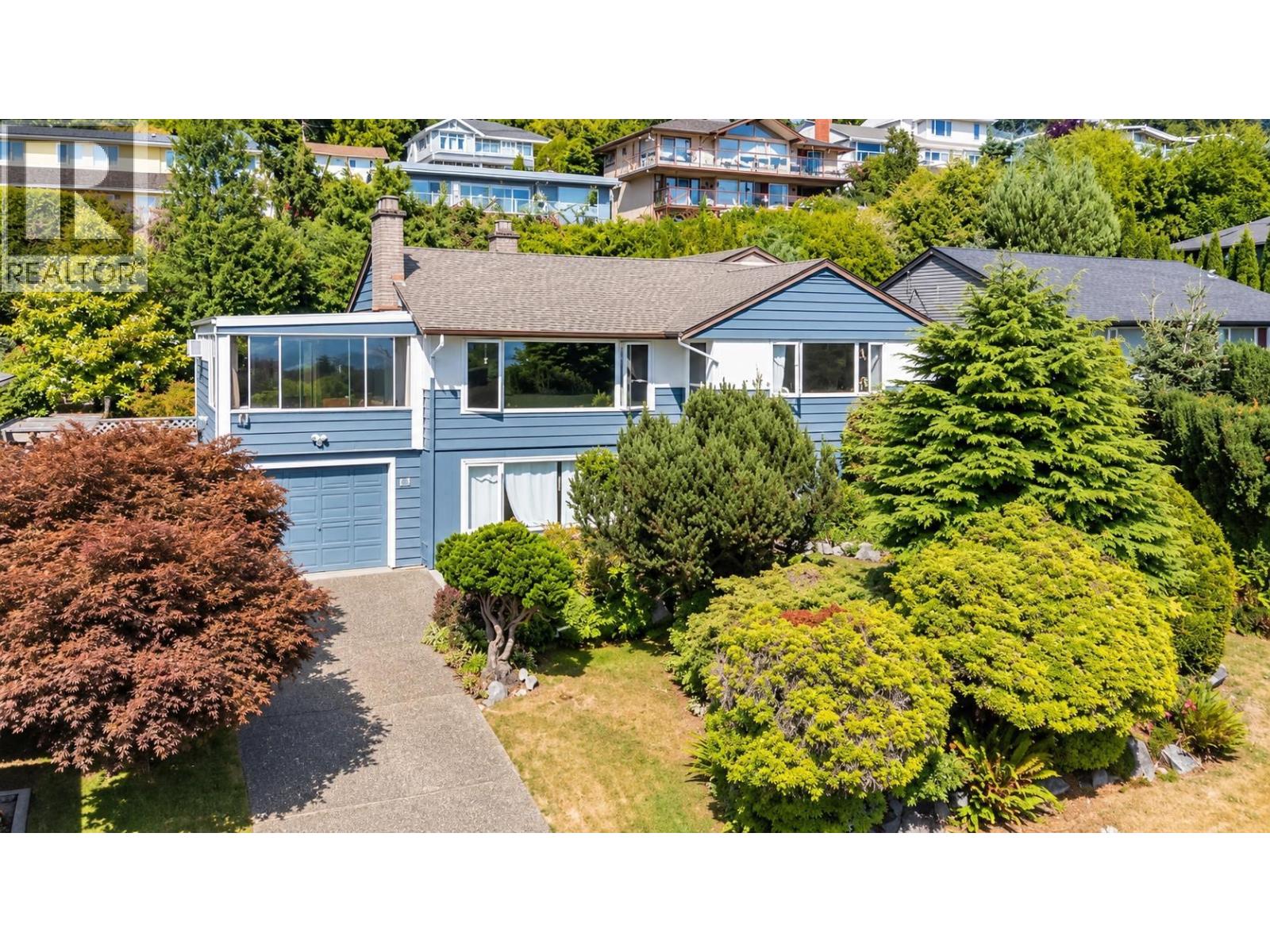 674 Blueridge Avenue, North Vancouver, British Columbia  V7R 2J3 - Photo 1 - R3174344