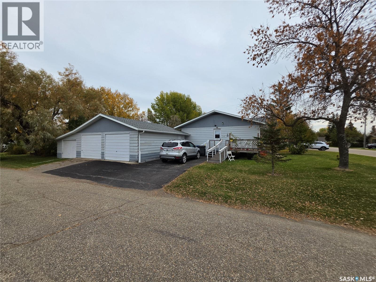 601 2nd Avenue, Raymore, Saskatchewan  S0A 3J0 - Photo 1 - SK050867