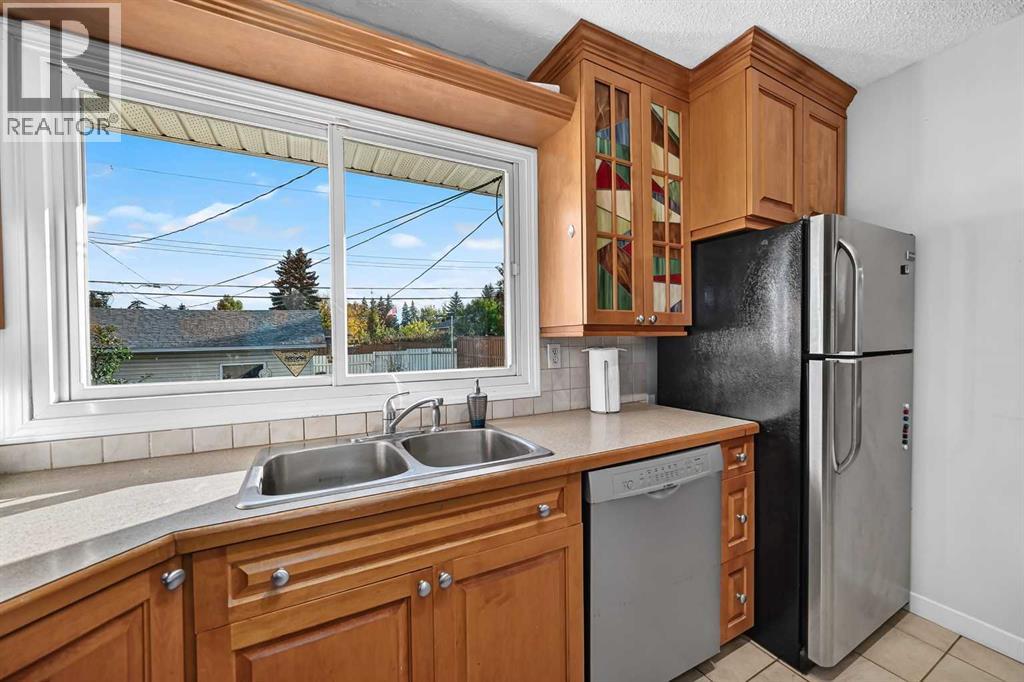 10647 Shillington Crescent SW, Calgary, Alberta  T2W 0N8 - Photo 6 - A2349397