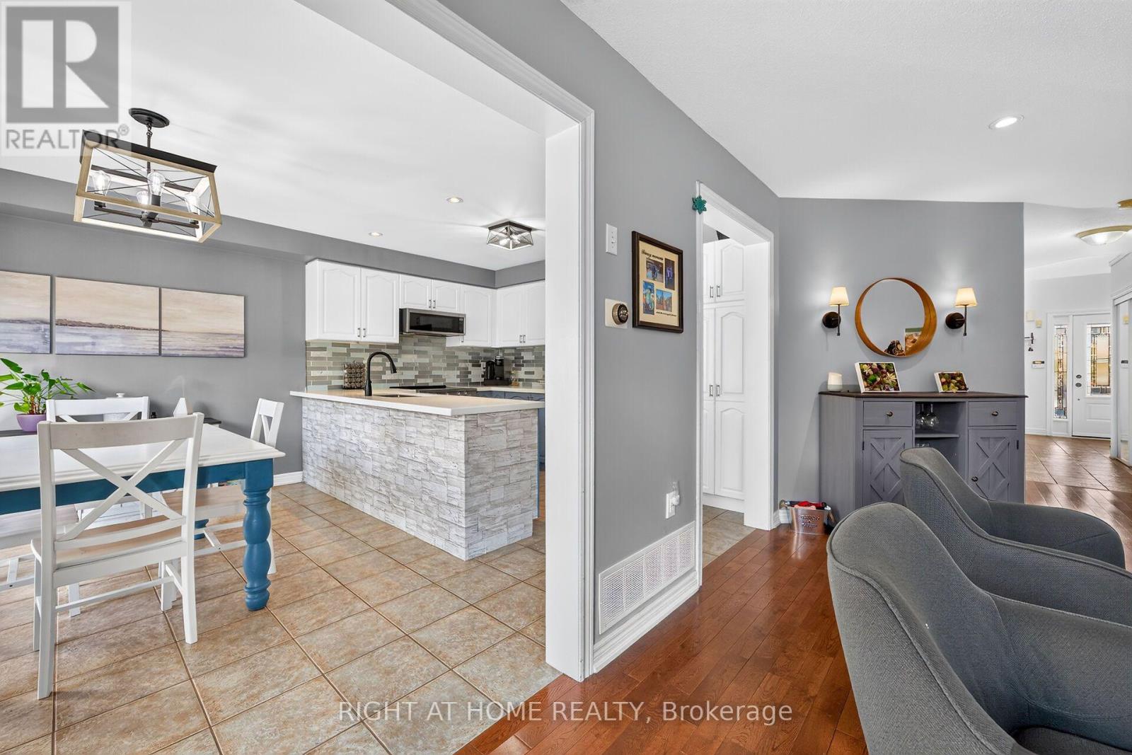54 Vinifera Drive, Grimsby, Ontario L3M 5R8 - Photo 6 - X13884012