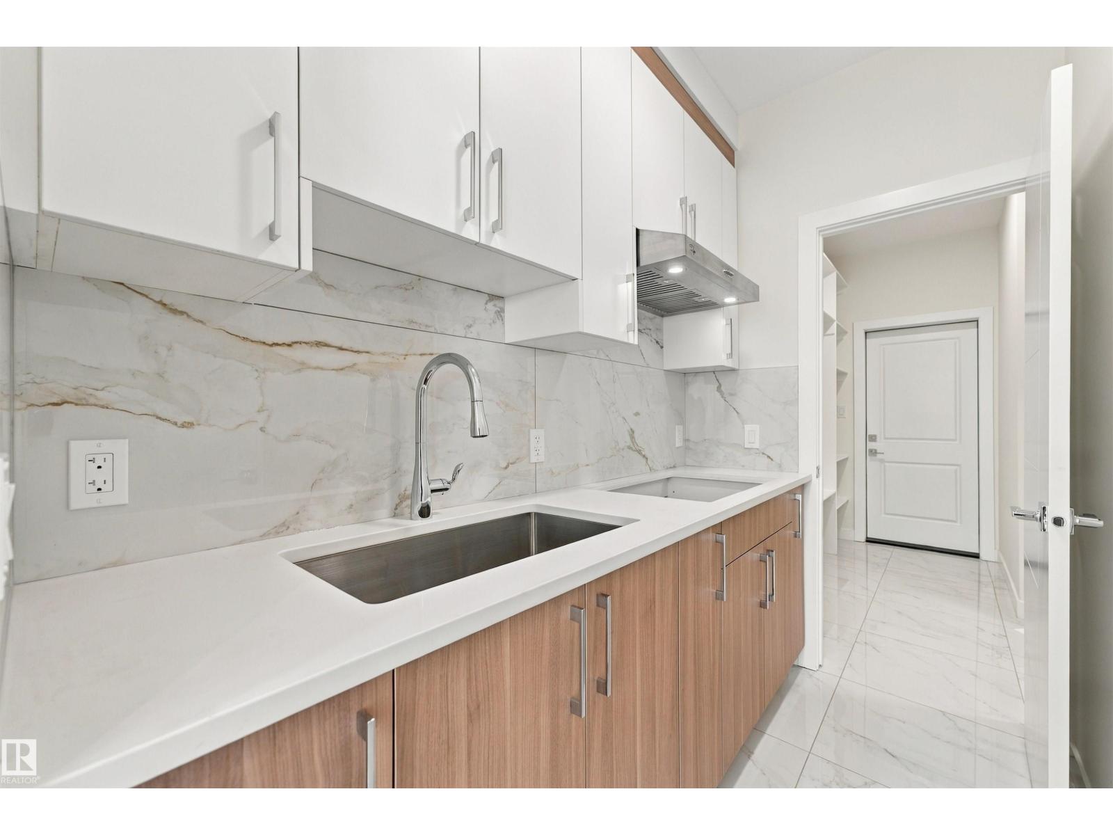 3824 39 St