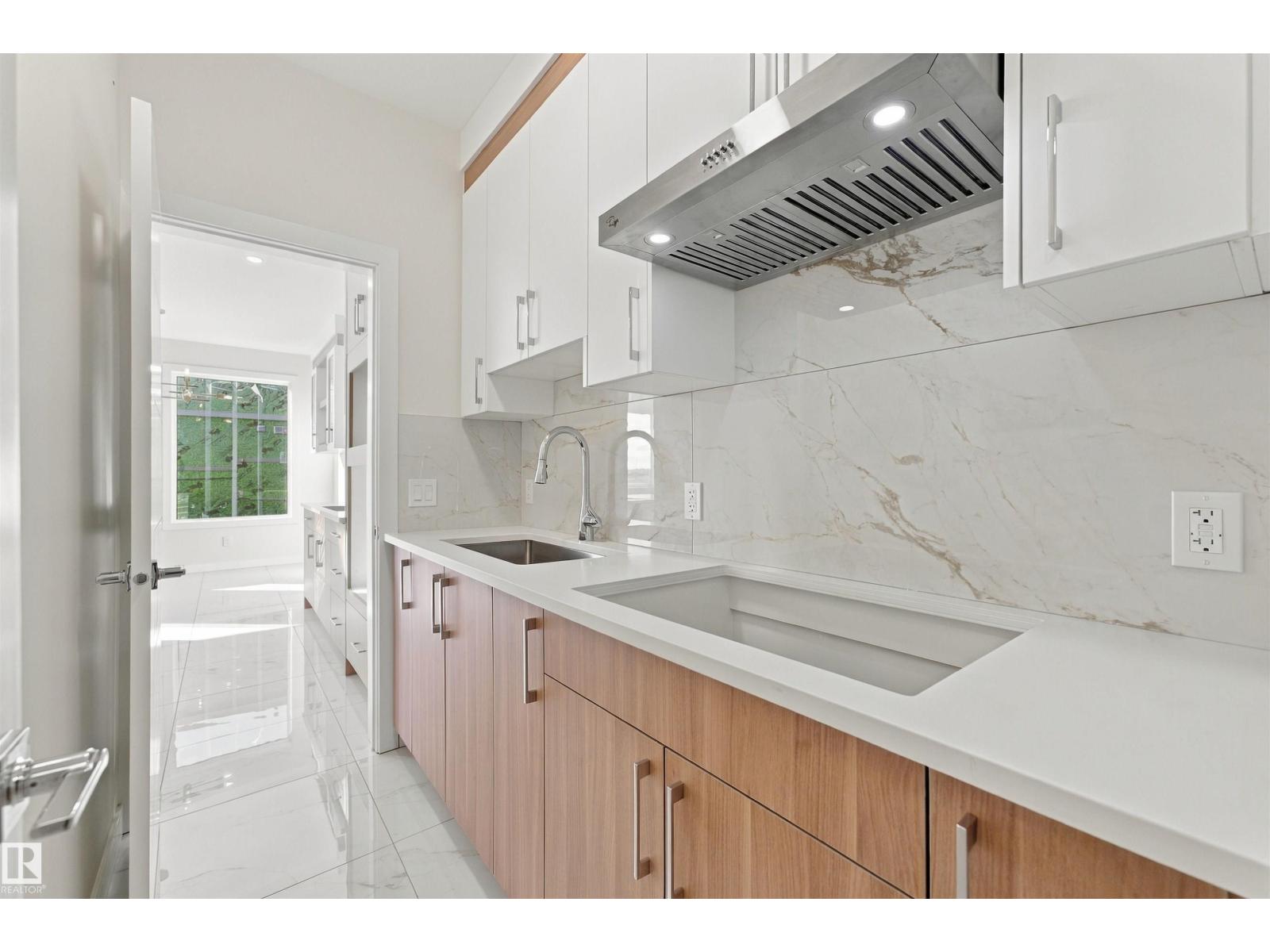 3824 39 St