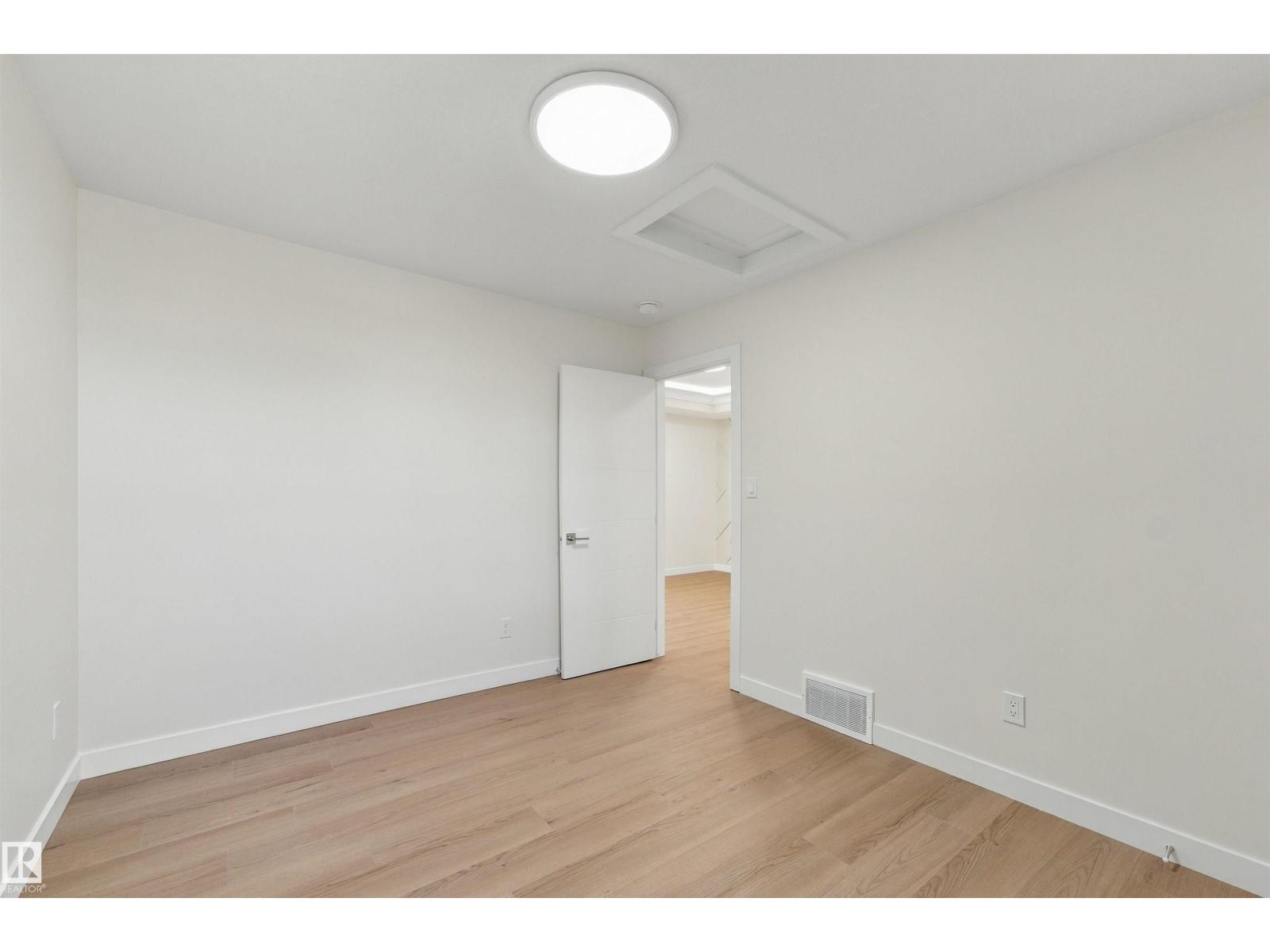 3824 39 St