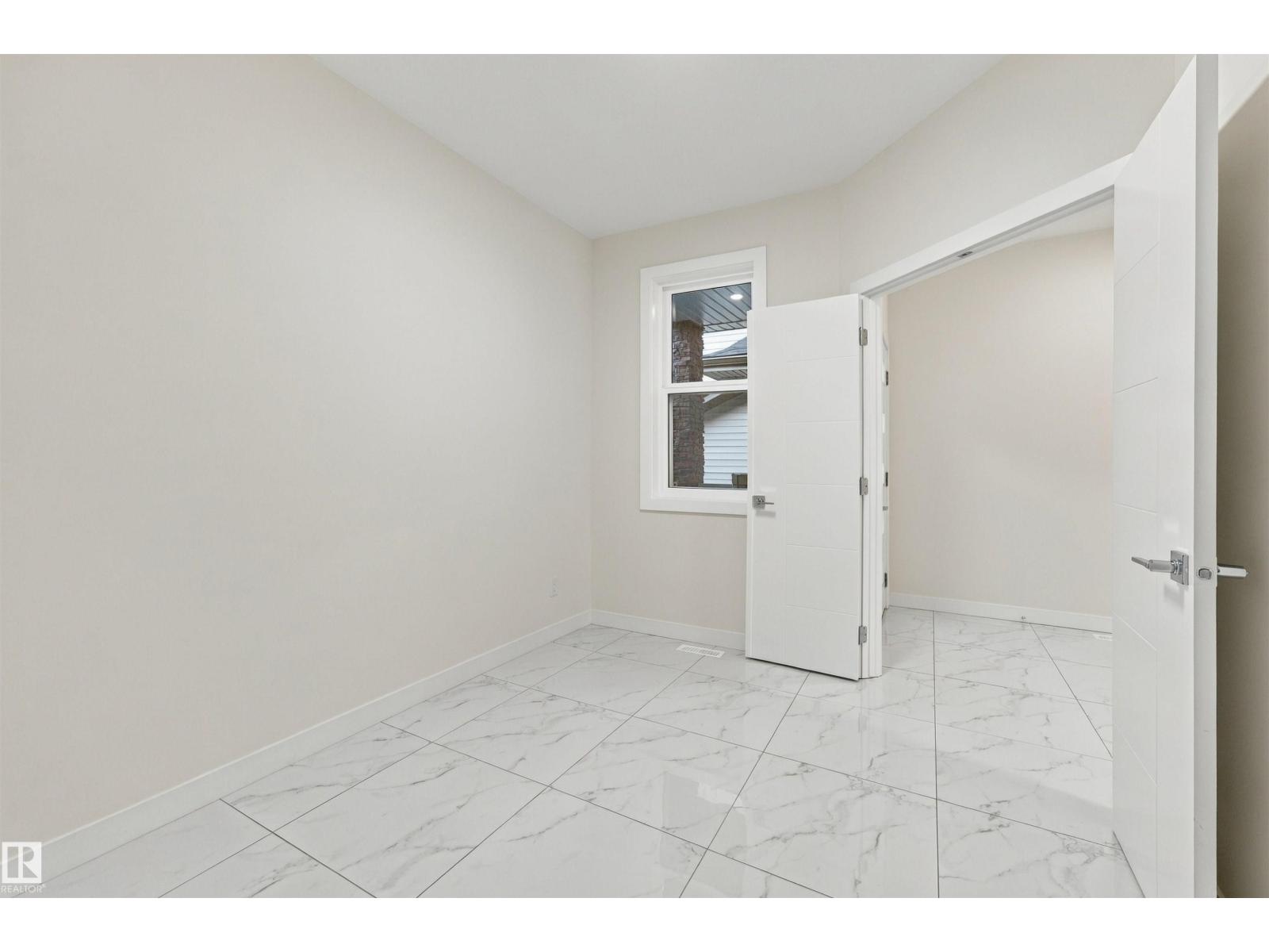 3824 39 St