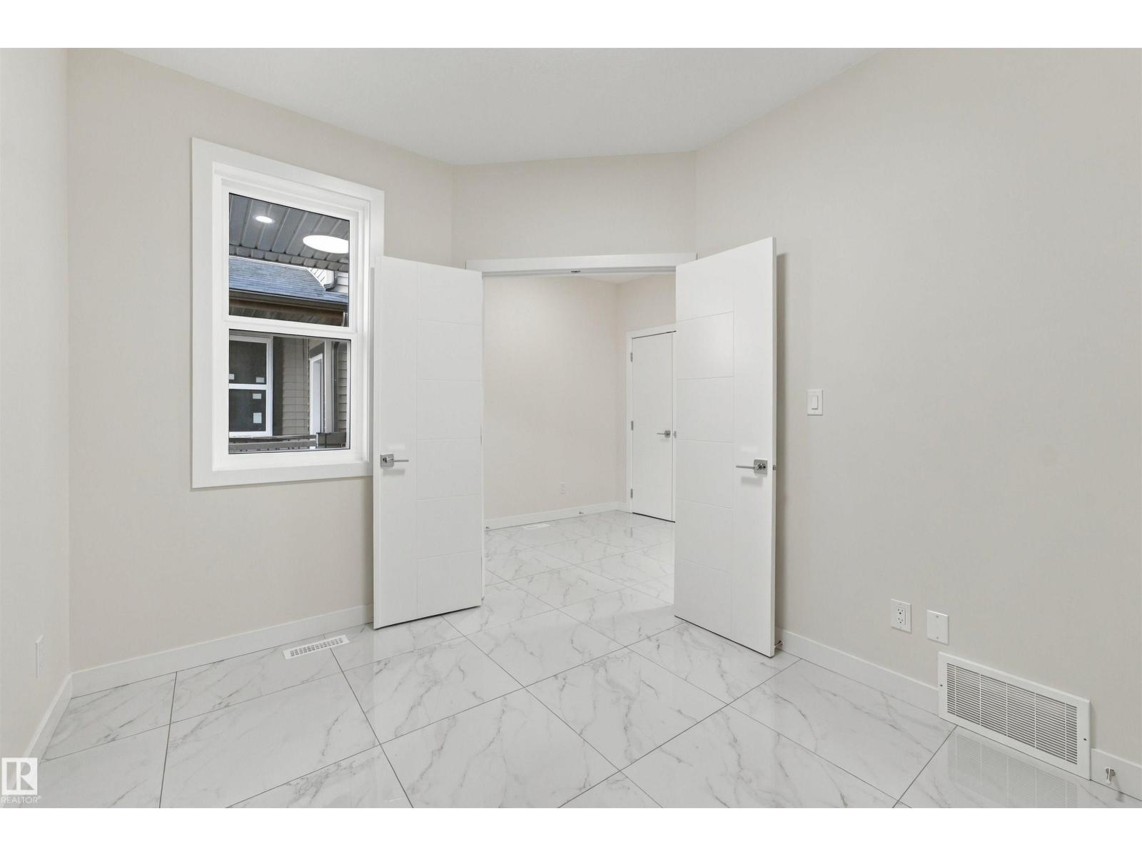 3824 39 St