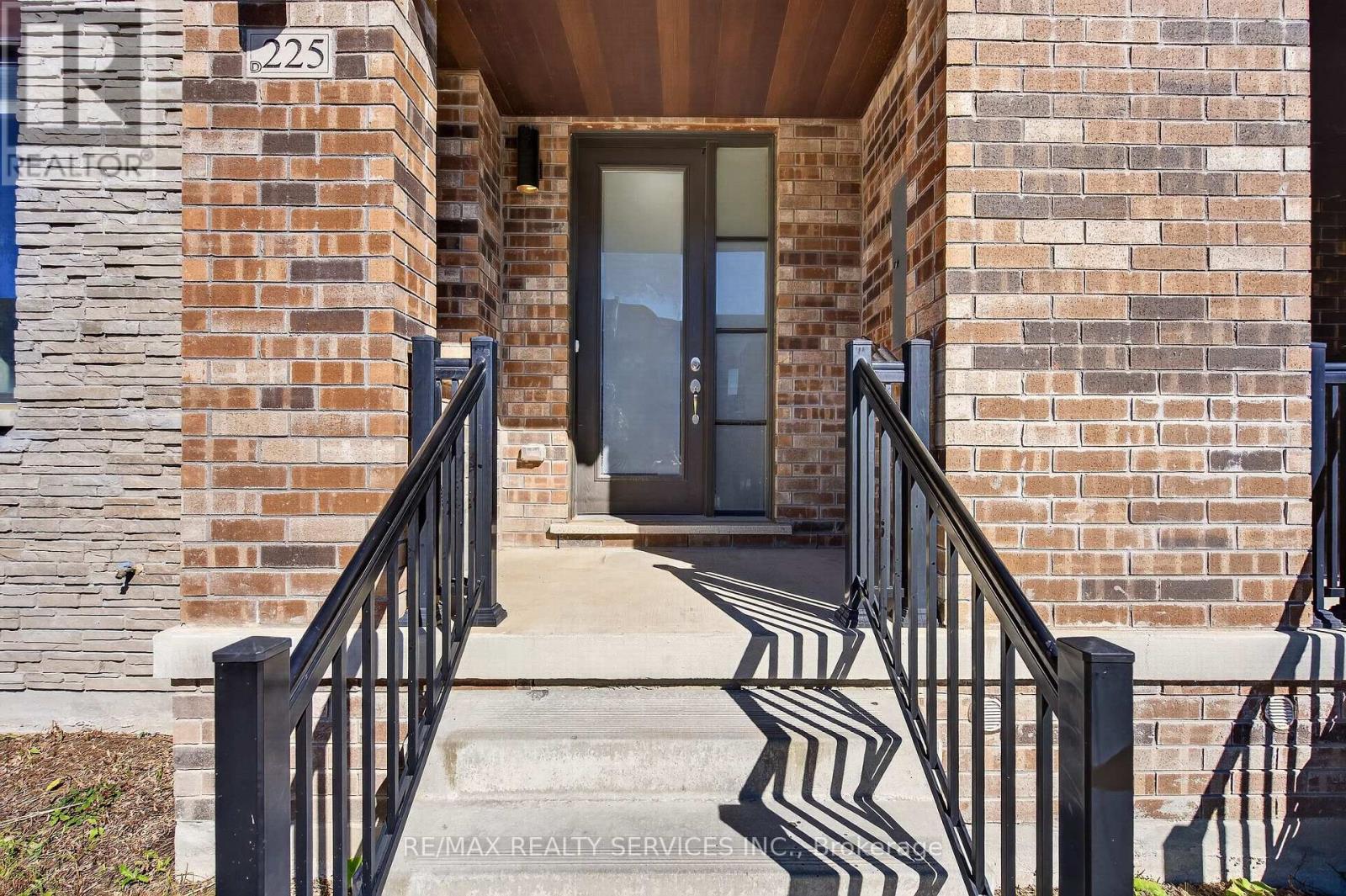 225 Coronation Road, Whitby, Ontario  L1P 0H6 - Photo 4 - E13879446