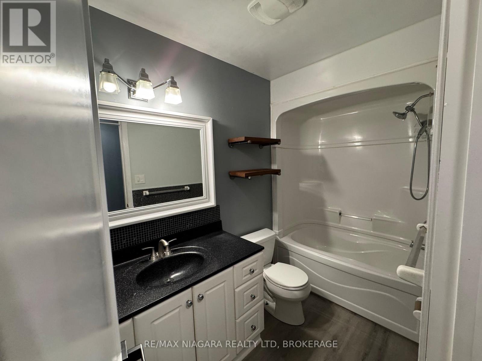 8 Lakehurst Drive, St. Catharines, Ontario  L2N 4C2 - Photo 6 - X13884086