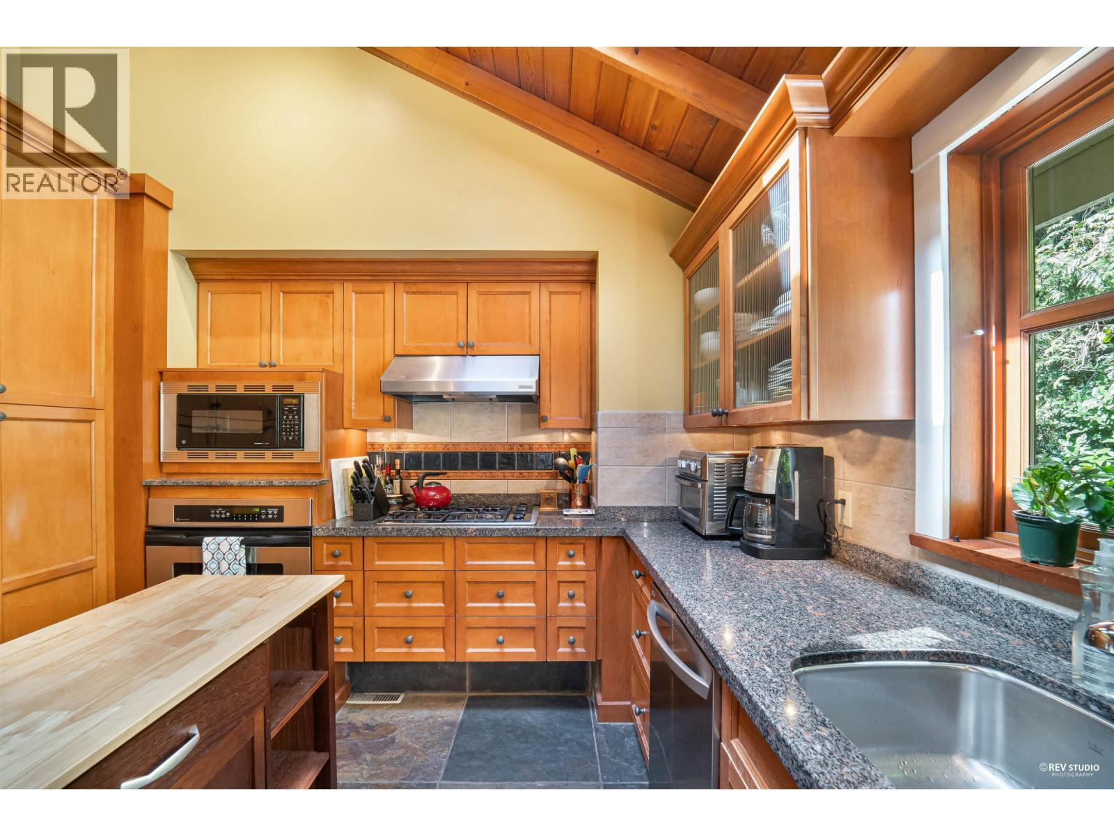 2261 Gisby Street, West Vancouver, British Columbia  V7V 4N5 - Photo 10 - R3174020