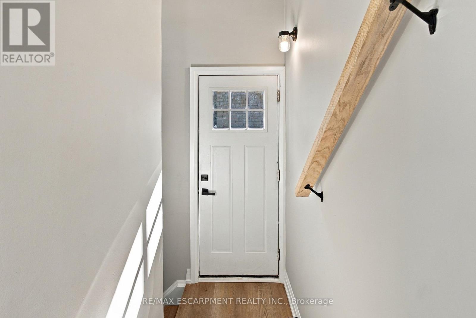 Lower - 46 Bobolink Road, Hamilton, Ontario  L9A 2P4 - Photo 3 - X13884248