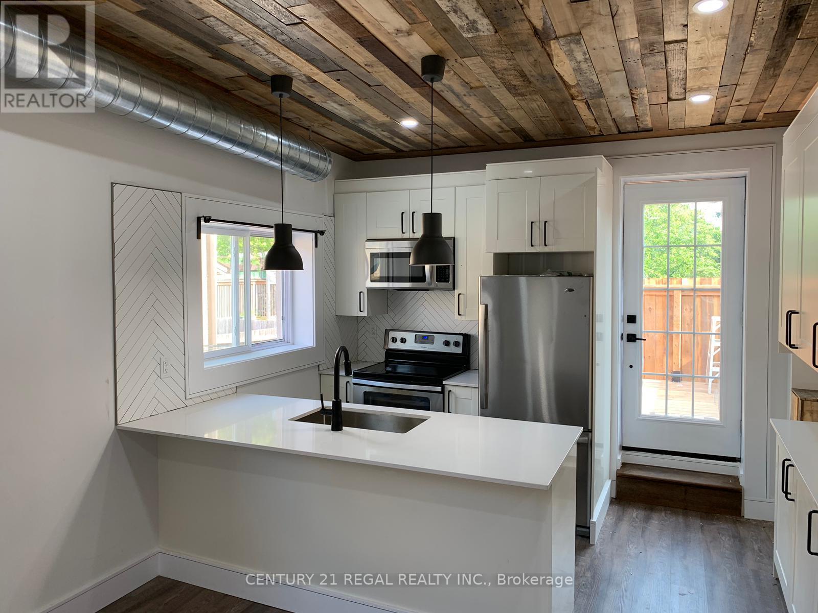 2 - 923 KINGSTON ROAD, Toronto, Ontario