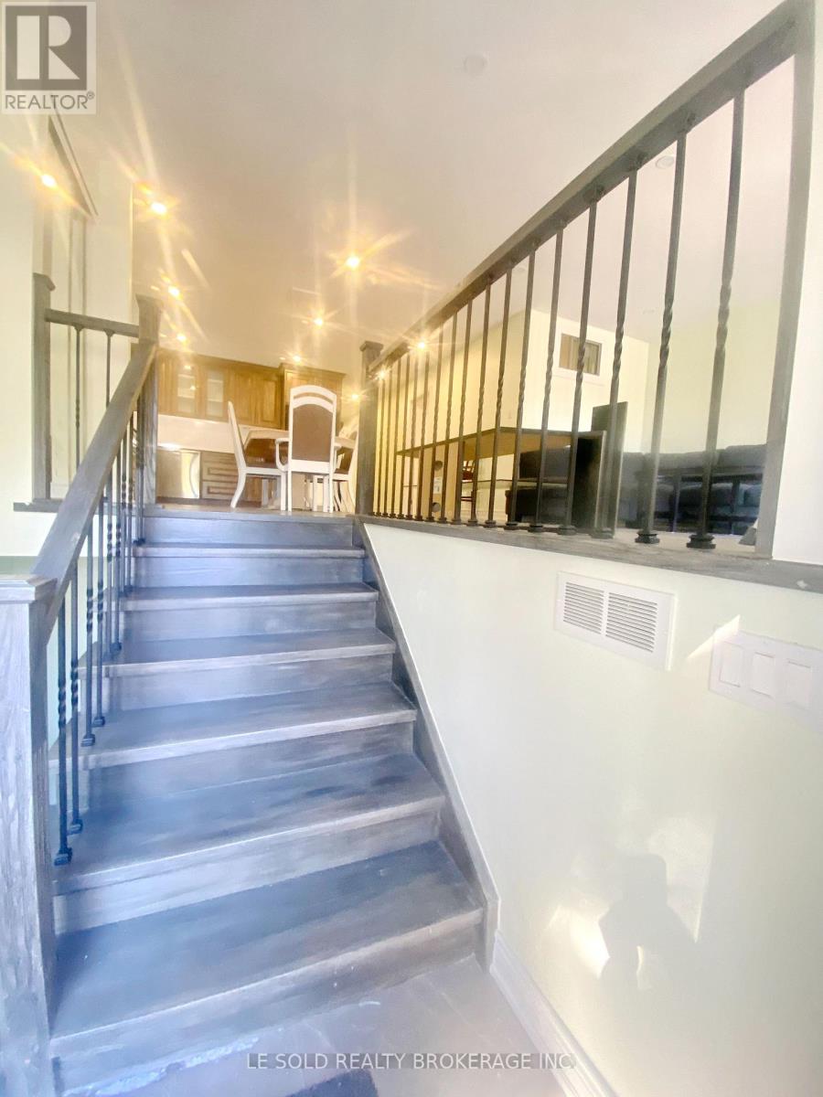 Upper - 2 Chipwood Crescent, Toronto, Ontario  M2J 3X7 - Photo 3 - C13880640