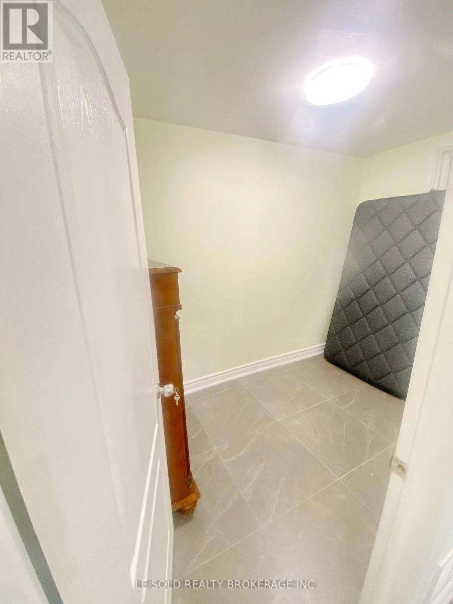 Upper - 2 Chipwood Crescent, Toronto, Ontario  M2J 3X7 - Photo 9 - C13880640
