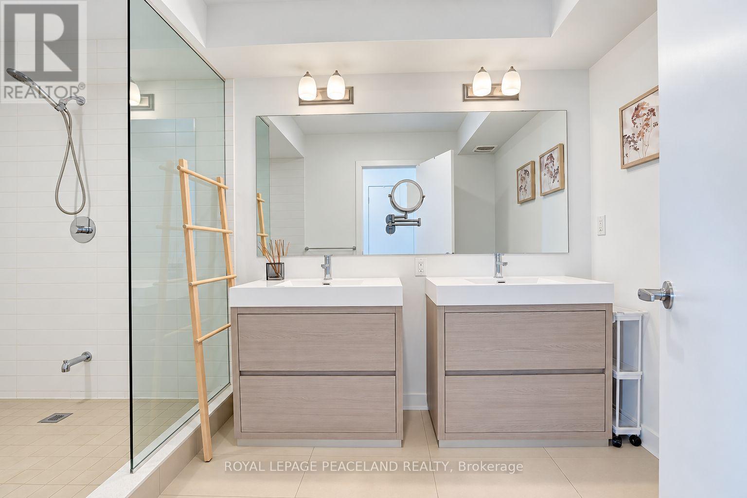 127 Green Gardens Boulevard, Toronto, Ontario  M6A 0E2 - Photo 39 - C13884302