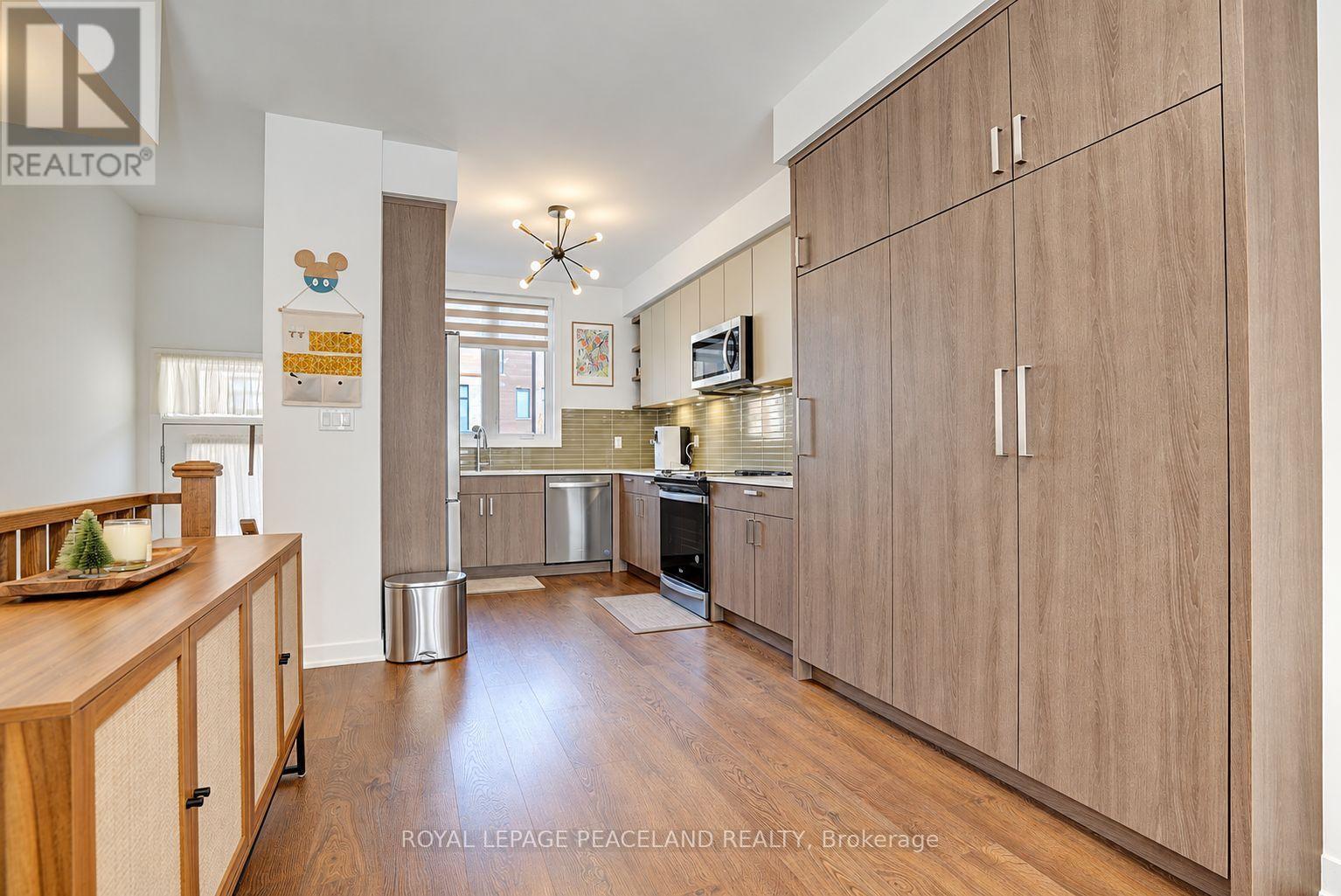 127 Green Gardens Boulevard, Toronto, Ontario  M6A 0E2 - Photo 7 - C13884302
