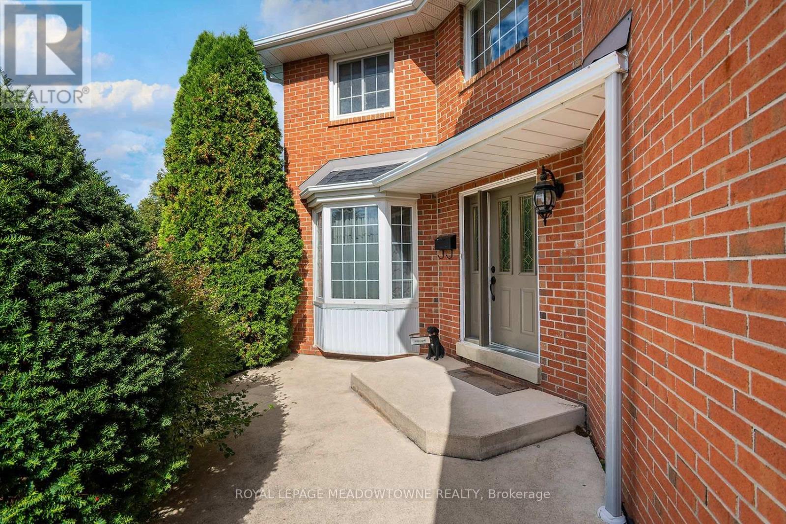 38 Mckillop Court, Brampton, Ontario  L6Y 3J2 - Photo 5 - W13884326