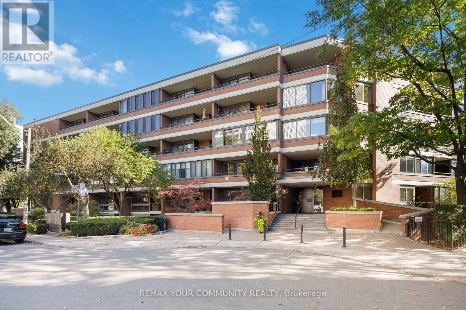 410 - 349 St Clair Avenue W, Toronto, Ontario  M5P 1N3 - Photo 2 - C13875472