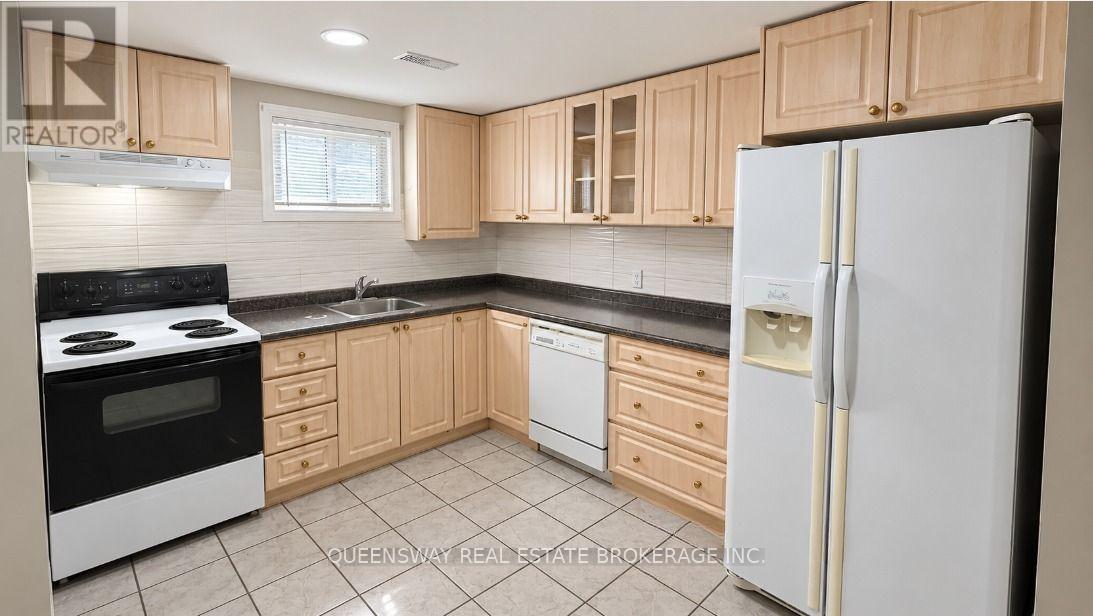 147 Bonham Boulevard, Mississauga, Ontario  L5M 1C9 - Photo 5 - W13884396