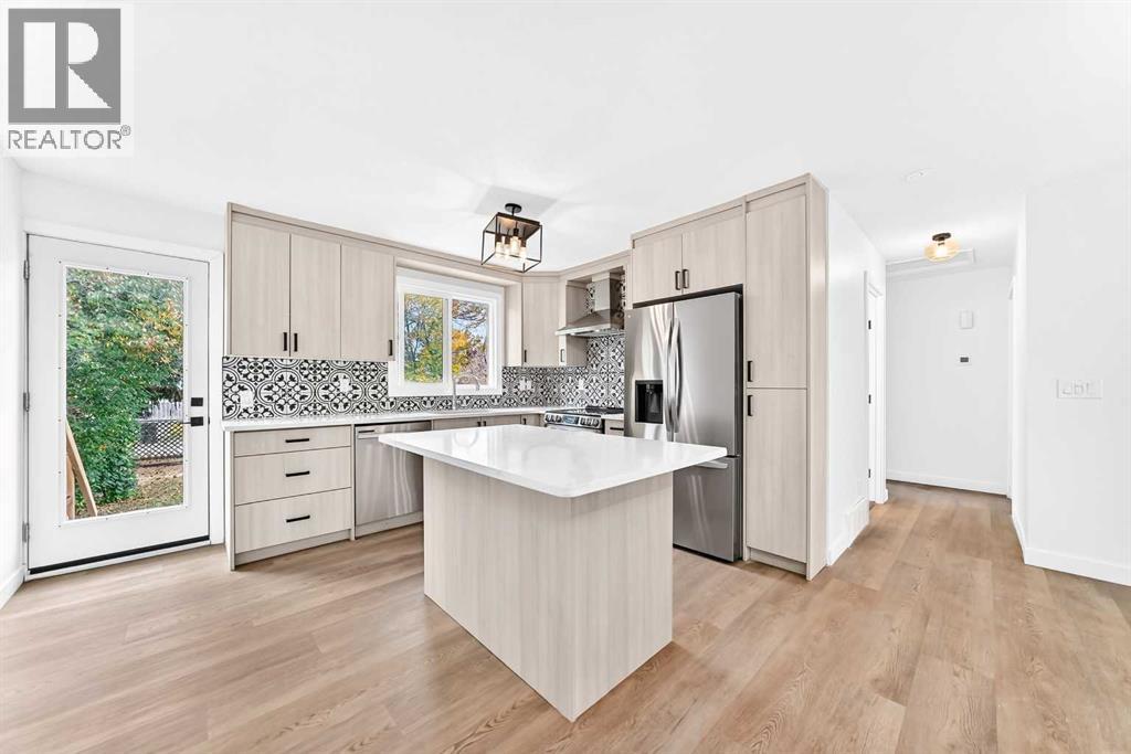 856 Rundlecairn Way NE