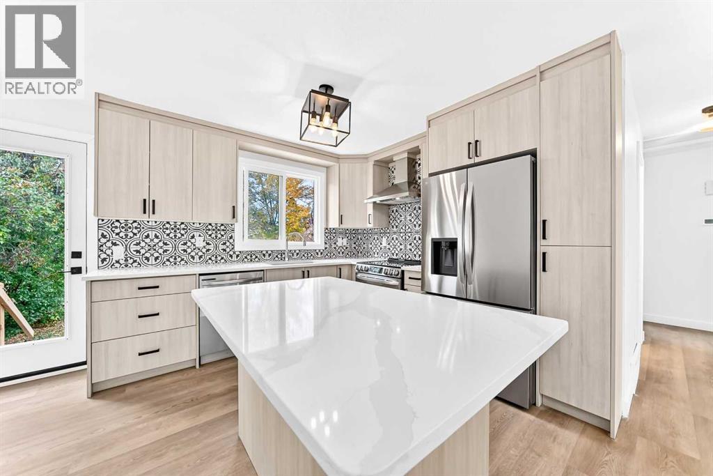 856 Rundlecairn Way NE