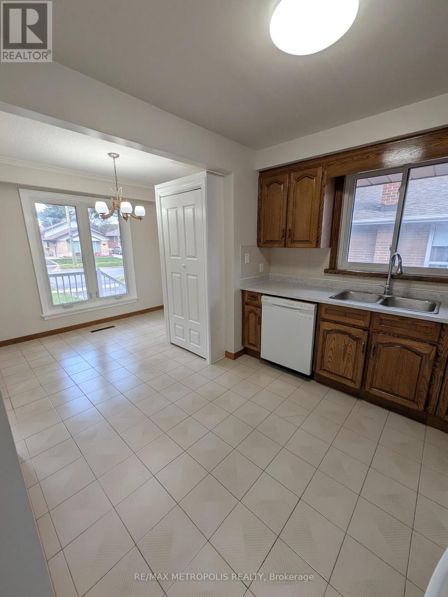 Main - 43 Lewiston Road, Toronto, Ontario  M1P 1X8 - Photo 3 - E13884584