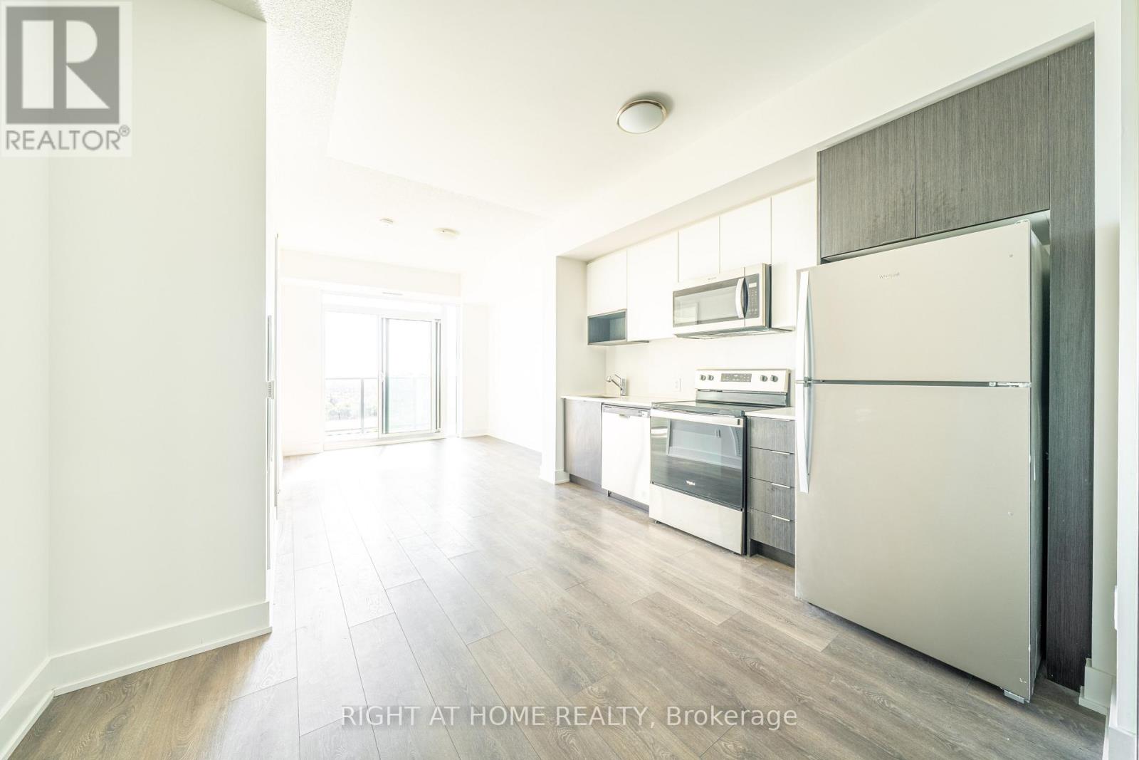 1310 - 204 Burnhamthorpe Road E, Mississauga, Ontario  L5A 0B3 - Photo 2 - W13884366