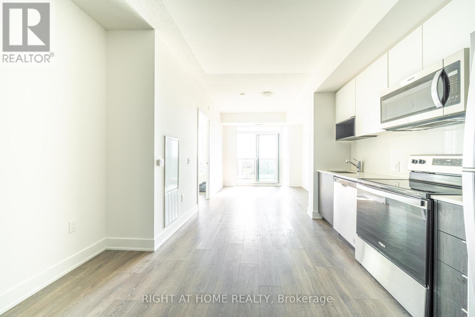 1310 - 204 Burnhamthorpe Road E, Mississauga, Ontario  L5A 0B3 - Photo 3 - W13884366