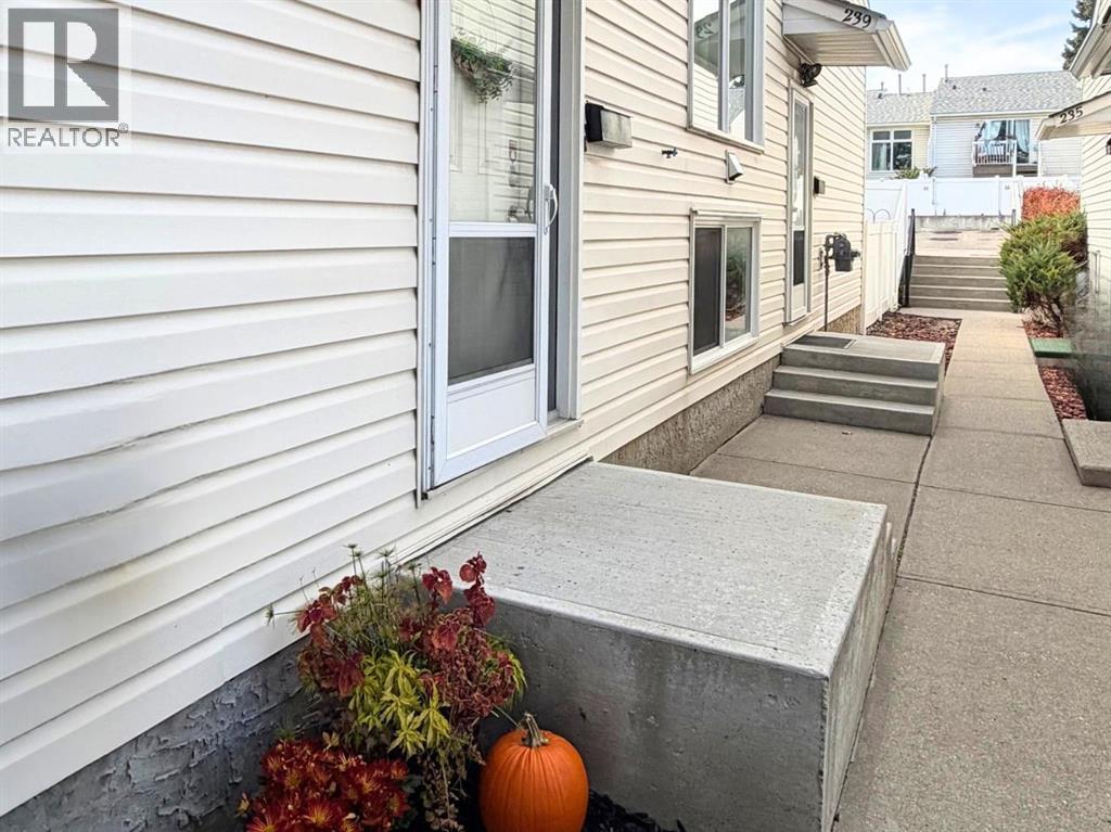237 Sabrina Way SW, Calgary, Alberta  T2W 4J4 - Photo 3 - A2340712