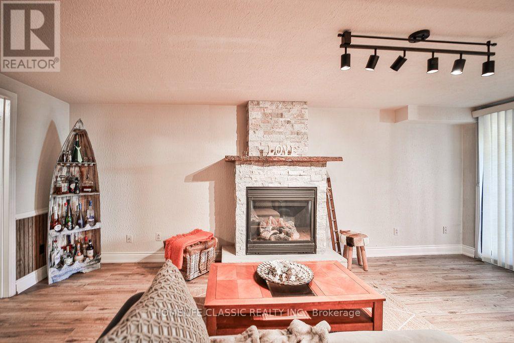 427 Crossland Gate, Newmarket, Ontario  L3X 1B9 - Photo 3 - N13876660