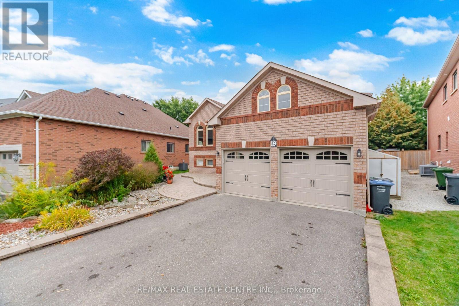19 Amberdale Court, Caledon, Ontario  L7C 1C4 - Photo 2 - W13884786