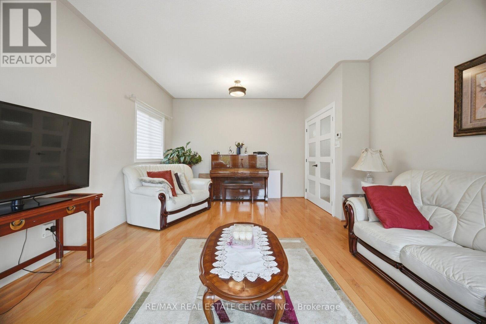 19 Amberdale Court, Caledon, Ontario  L7C 1C4 - Photo 7 - W13884786