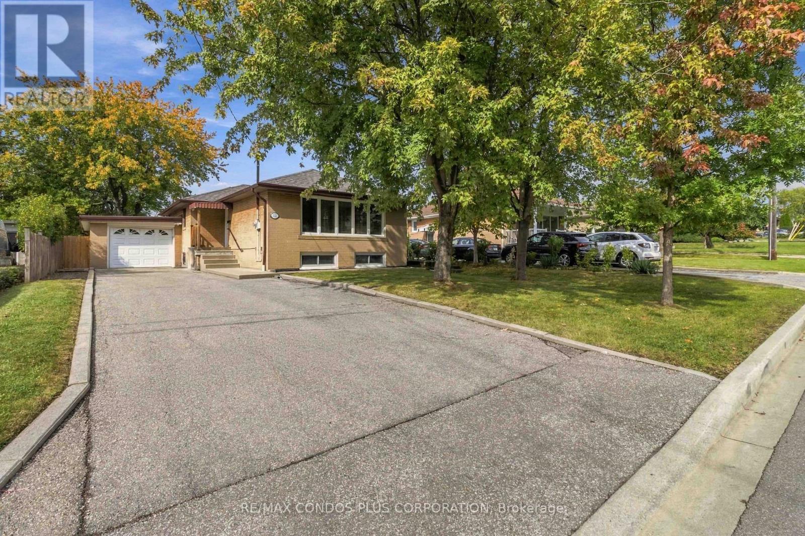 122 Wyndale Drive, Toronto, Ontario  M6L 1G3 - Photo 2 - W13867230