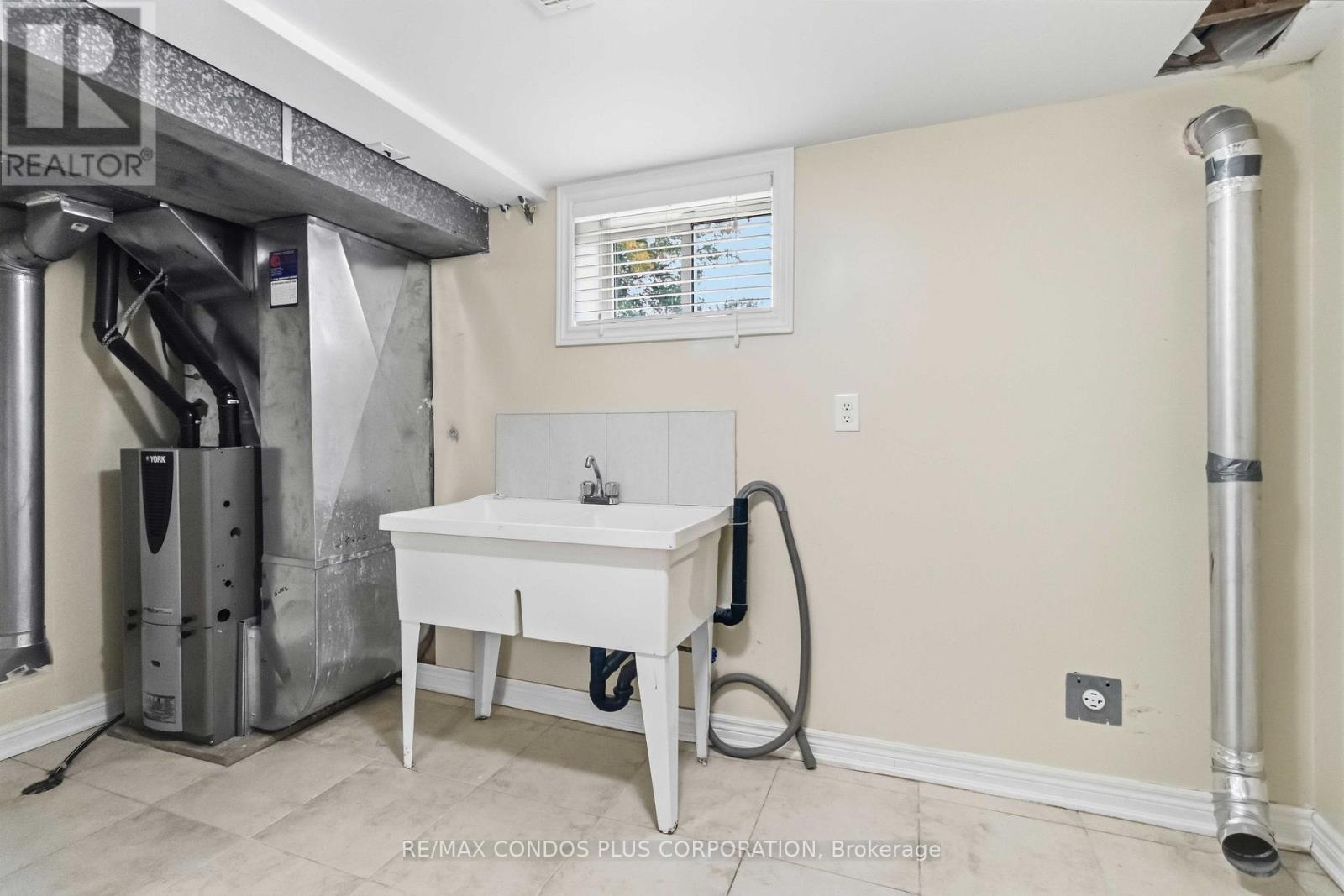 122 Wyndale Drive, Toronto, Ontario  M6L 1G3 - Photo 39 - W13867230