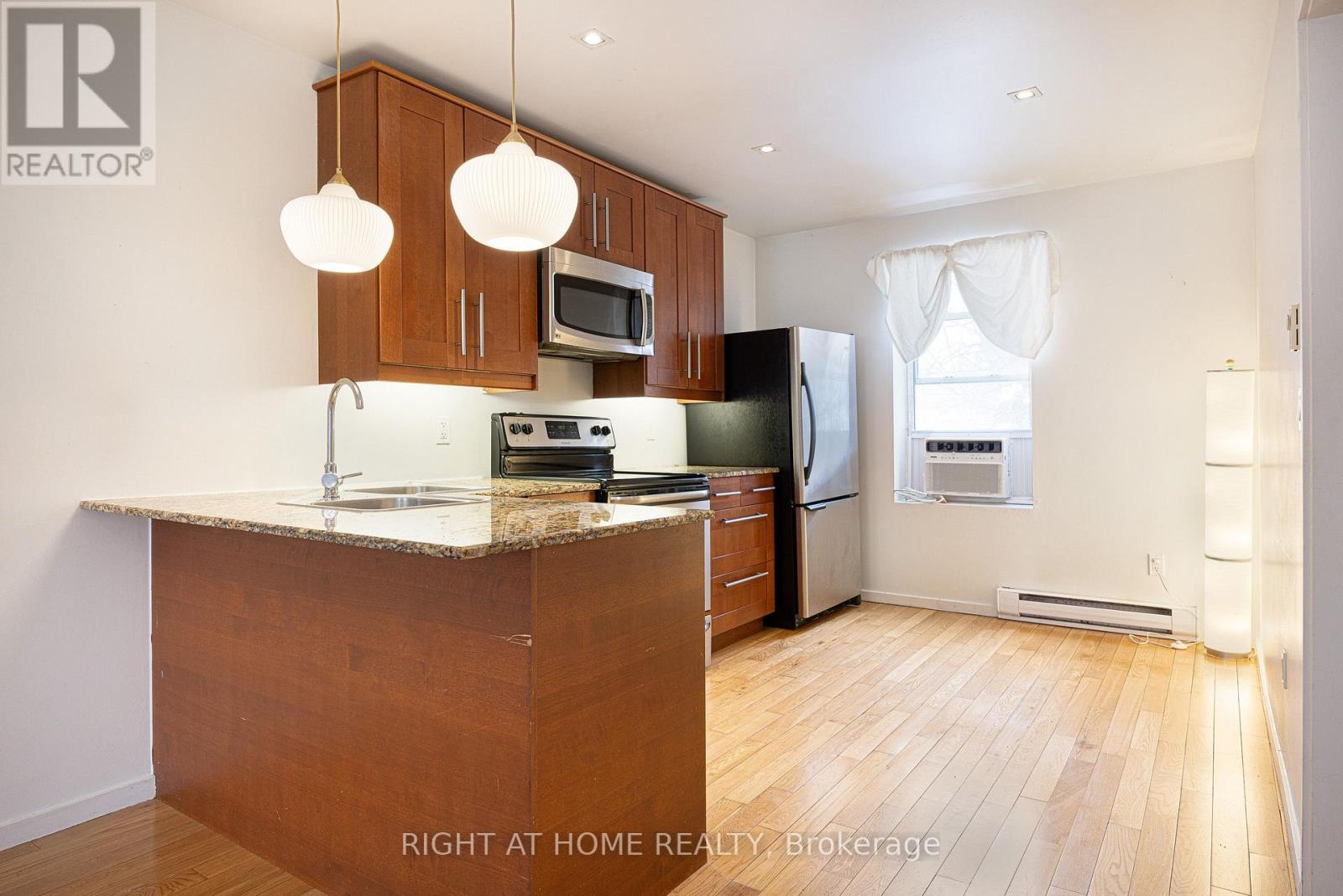725 Indian Road, Toronto, Ontario  M6P 2E2 - Photo 18 - W13884804
