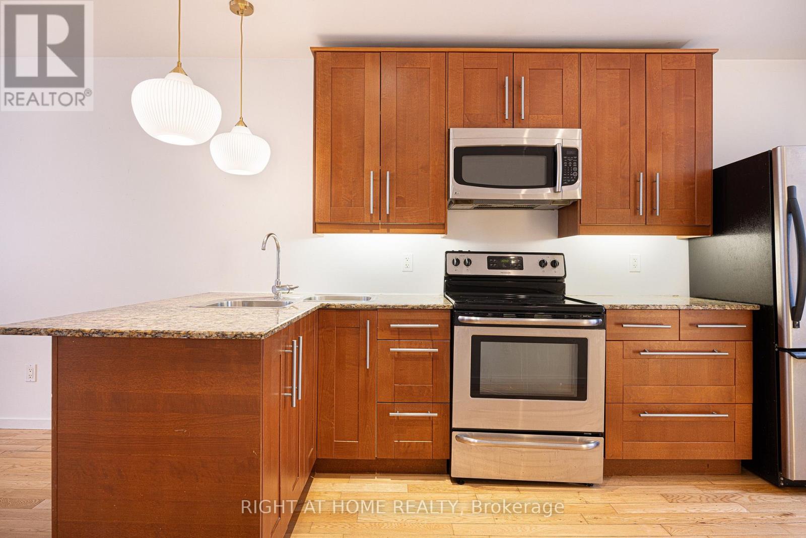 725 Indian Road, Toronto, Ontario  M6P 2E2 - Photo 19 - W13884804