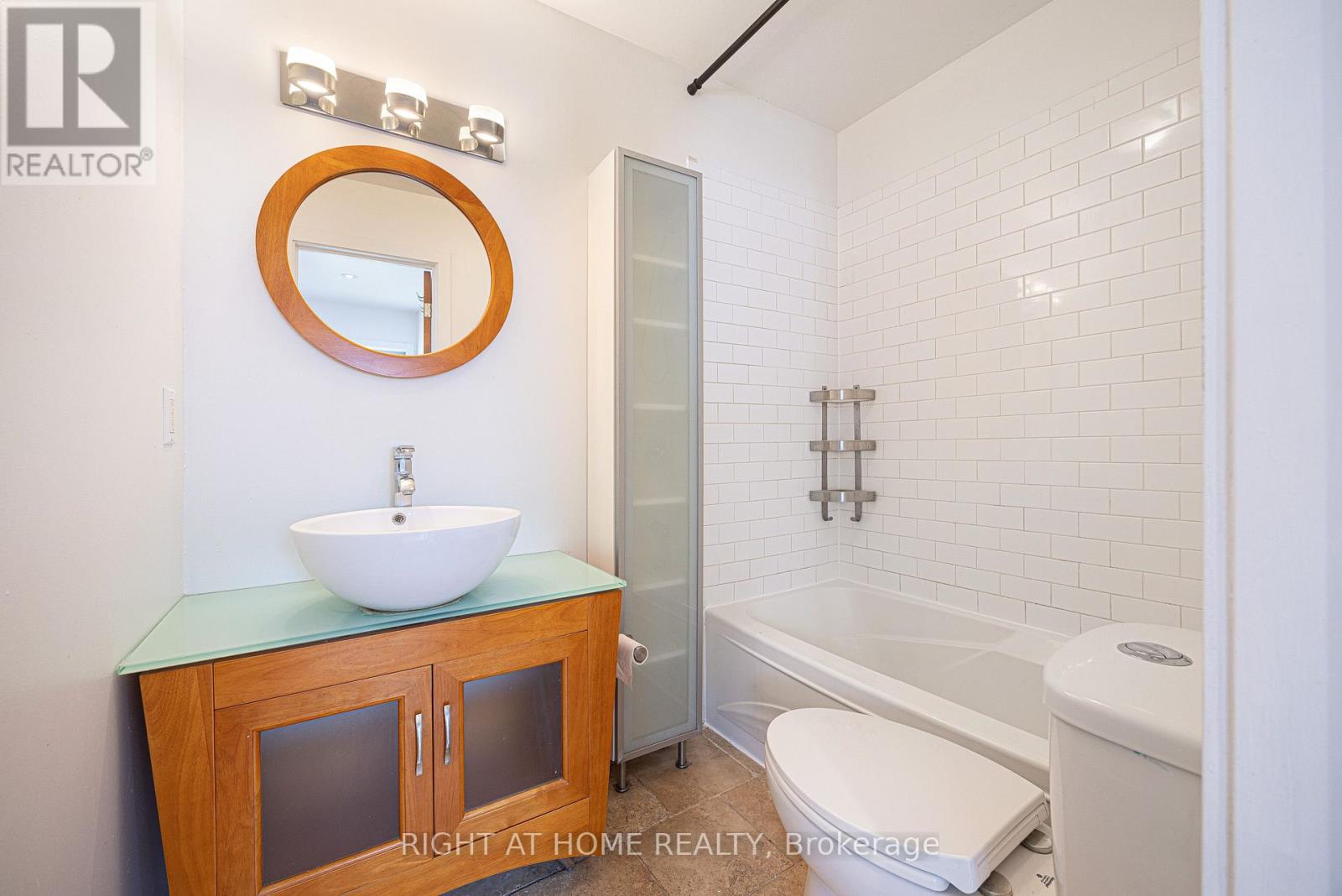 725 Indian Road, Toronto, Ontario  M6P 2E2 - Photo 23 - W13884804