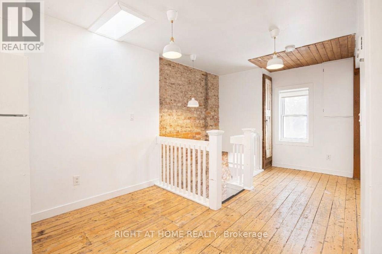 725 Indian Road, Toronto, Ontario  M6P 2E2 - Photo 6 - W13884804