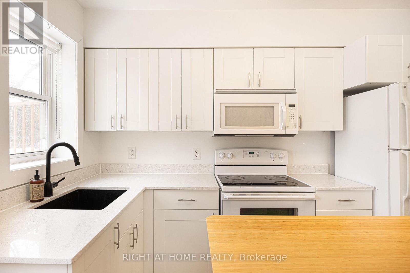 725 Indian Road, Toronto, Ontario  M6P 2E2 - Photo 9 - W13884804