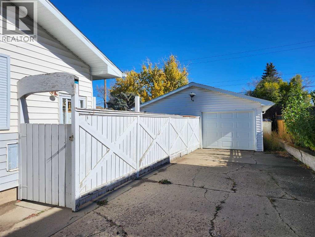 912 11 Street SE, Drumheller, Alberta  T0J 0Y7 - Photo 3 - A2351392
