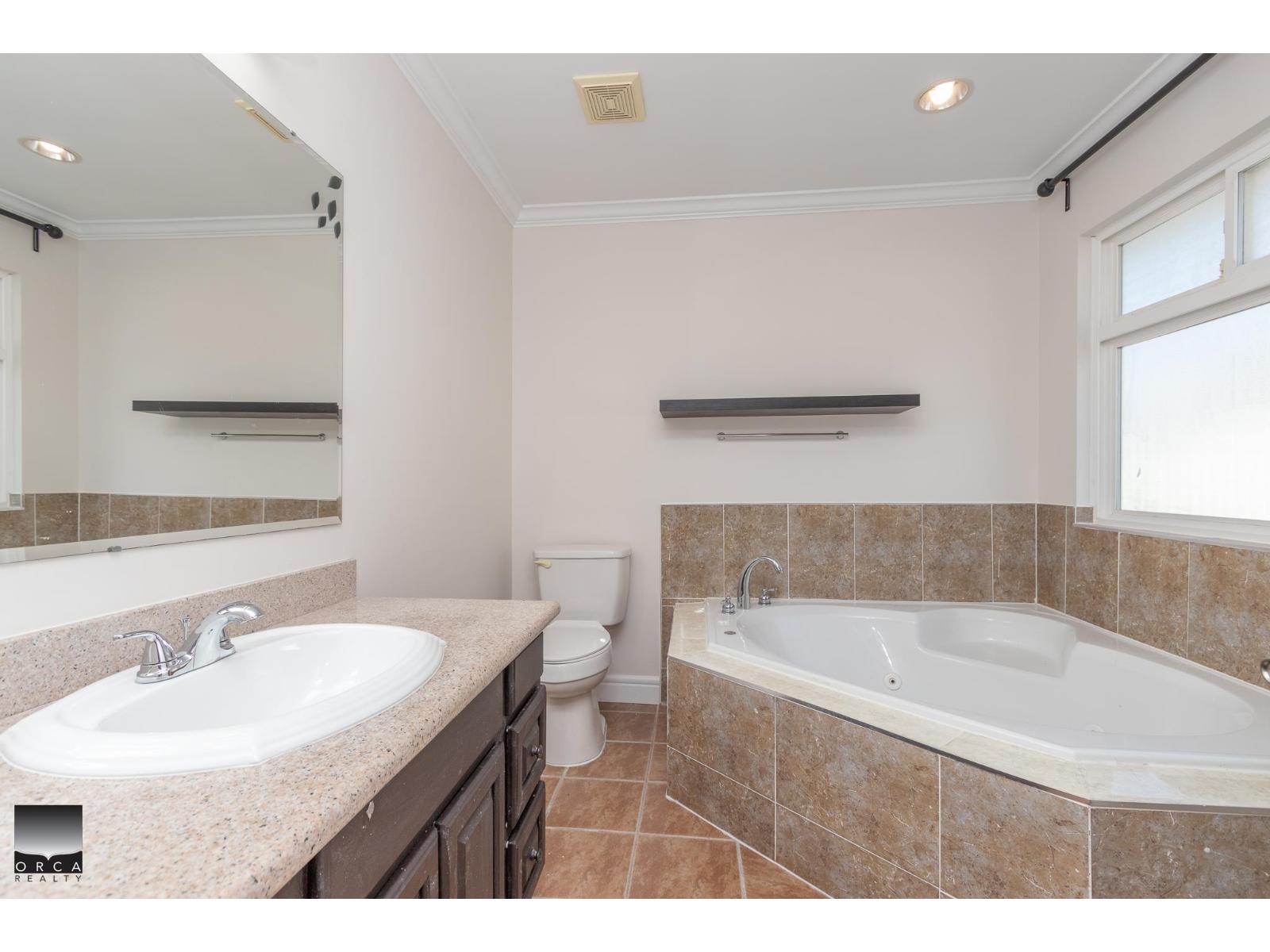 Upper Level 19130 69a Avenue, Surrey, British Columbia  V4N 0A5 - Photo 14 - R3174383