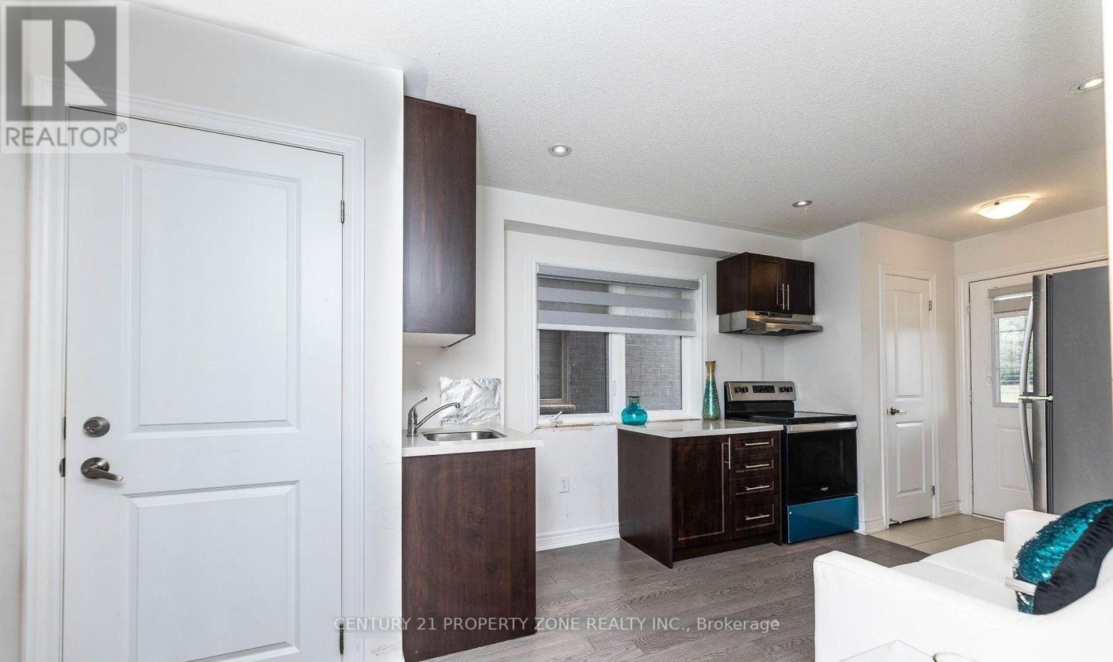 39 Hashmi Place, Brampton, Ontario  L6Y 6K1 - Photo 4 - W13884878