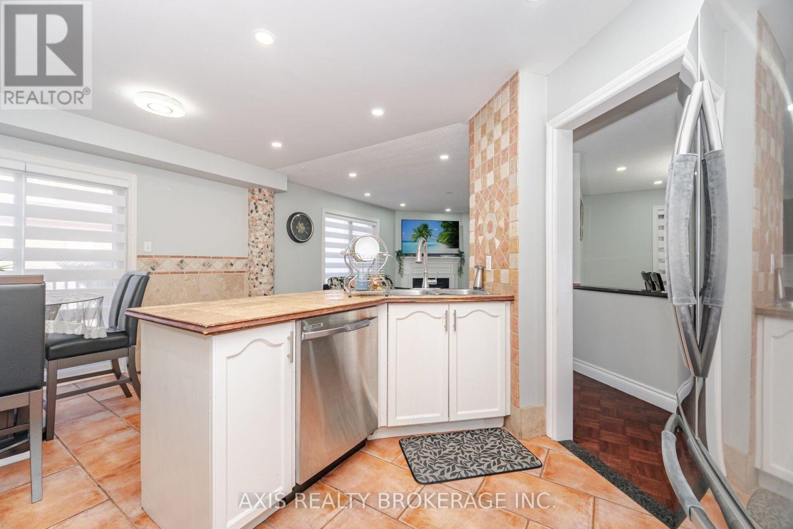 2 Queen Mary Drive, Brampton, Ontario  L7A 1X6 - Photo 15 - W13884986