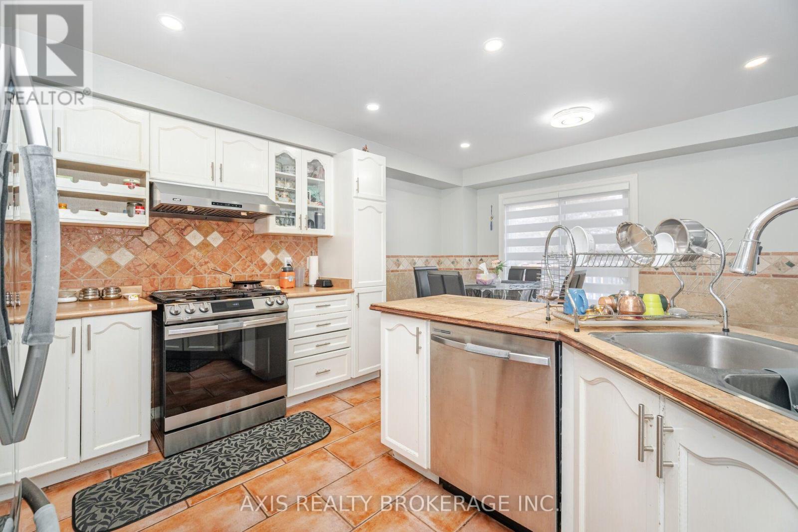 2 Queen Mary Drive, Brampton, Ontario  L7A 1X6 - Photo 16 - W13884986